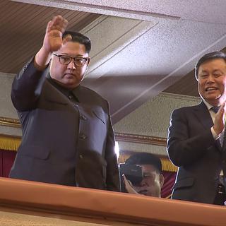 Kim Jong Un et le ministre de la Culture sud-coréen Do Jong-whan, à droite, photographiés lors de ce rare concert le 1er avril 2018 à Pyongyang. [Korea Pool/AFP]