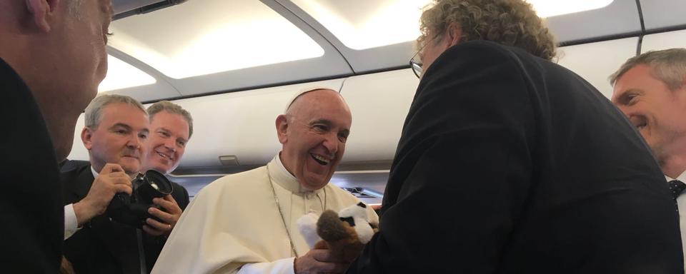 Le journaliste Arnaud Bédat a offert au pape François une peluche de Saint-Bernard et... un chocolat Ragusa. [DR]