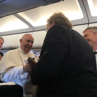 Le journaliste Arnaud Bédat a offert au pape François une peluche de Saint-Bernard et... un chocolat Ragusa. [DR]