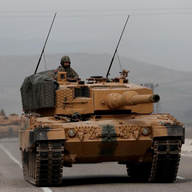 Des soldats turcs avancent leurs tanks vers la frontière syrienne, dans le district de Reyhanli, au sud-est de la Turquie, ce dimanche 21 janvier 2018. [keystone - SEDAT SUNA]