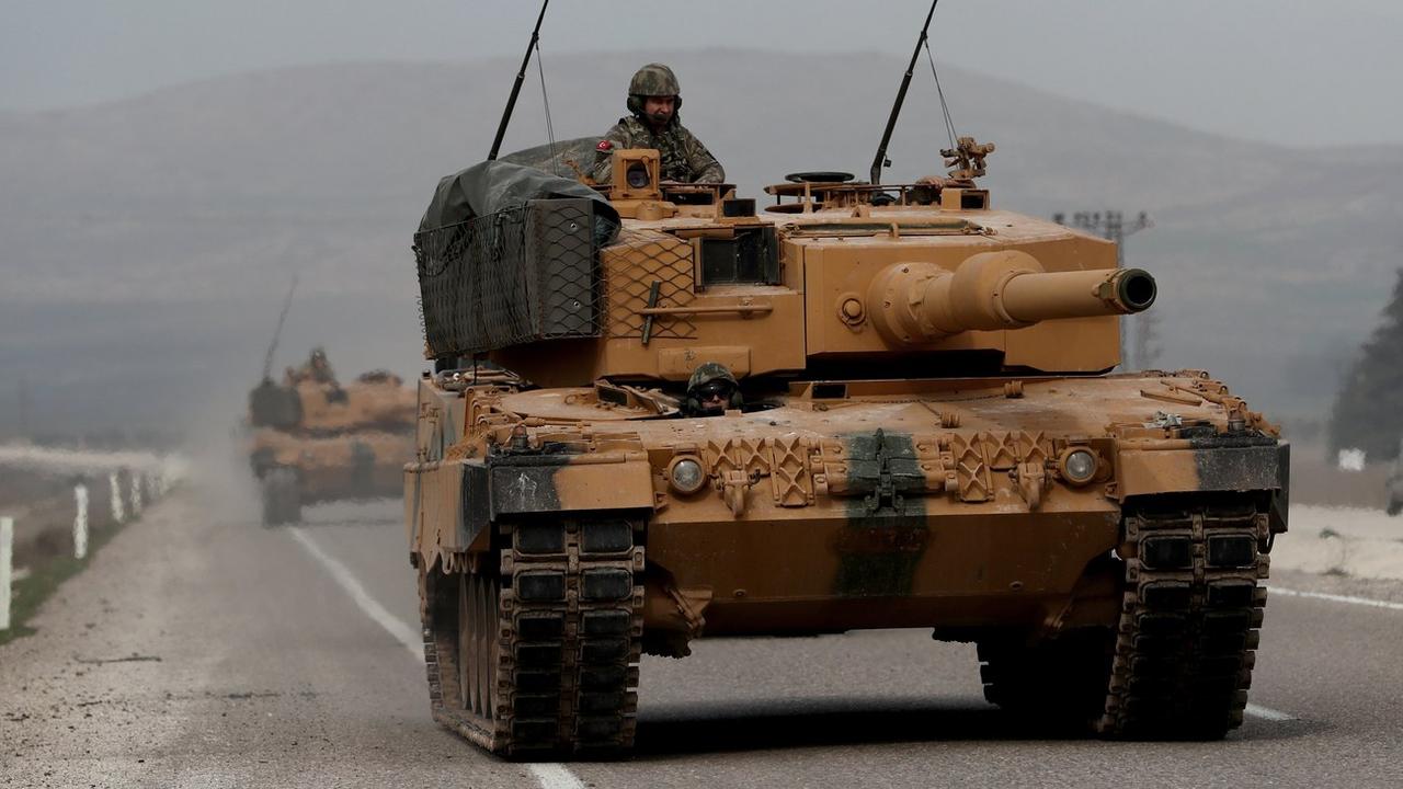 Des soldats turcs avancent leurs tanks vers la frontière syrienne, dans le district de Reyhanli, au sud-est de la Turquie, ce dimanche 21 janvier 2018. [keystone - SEDAT SUNA]