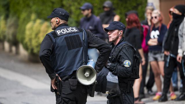 Les forces de l'ordre devant le squat des Sauges à Lausanne. [Keystone - Jean-Christophe Bott]