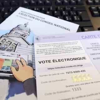 Du matériel pour le vote électronique dans le canton de Genève. [Keystone - Martial Trezzini]