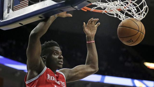 Clint Capela, sous ses couleurs de Houston, en plein dunk. [Rogelio Solis]