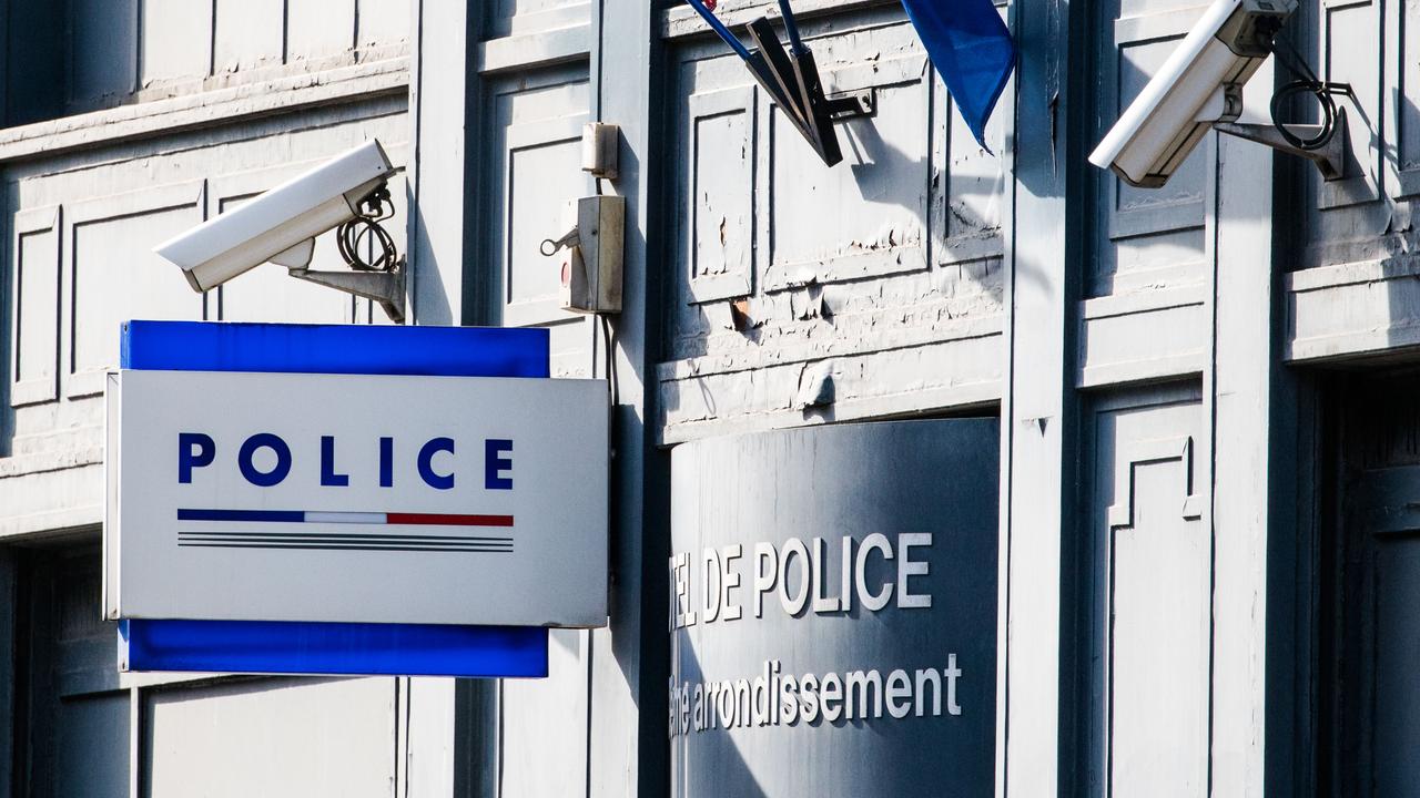 La façade d'un commissariat de police parisien. [AFP - Voisin/Phanie]