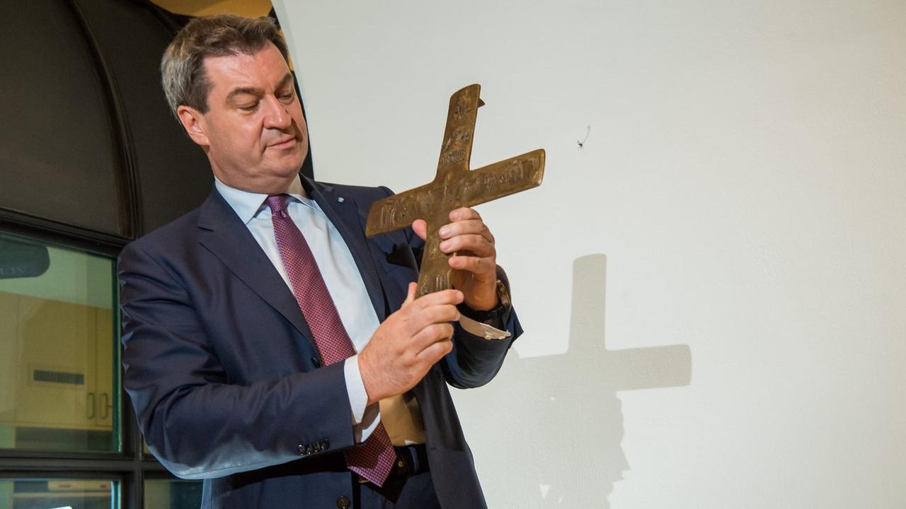Markus Söder voit dans le crucifix un signe "culturel et historique" de la Bavière. [DAP/Keystone - Peter Kneffel]
