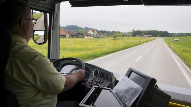 Les chauffeurs de CarPostal veulent que l'on parle aussi de leurs conditions de travail. [Keystone - Gian Ehrenzeller]