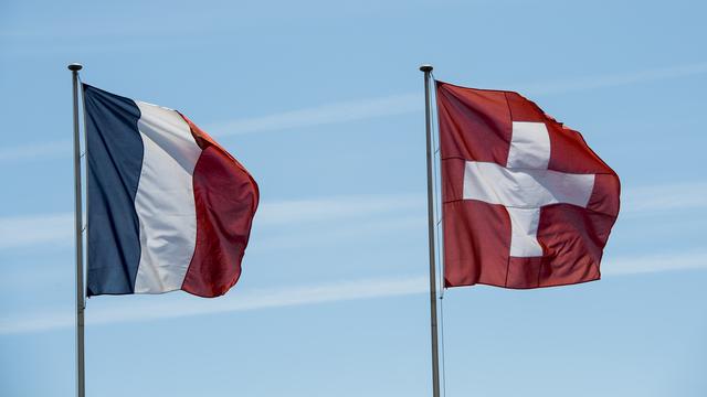 Un drapeau suisse et français. [Keystone - Jean-Christophe Bott]