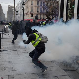 Le mouvement des "gilets jaunes" en France est comparé en Russie aux "révolutions de couleur". [AFP - Lucas Barioulet]