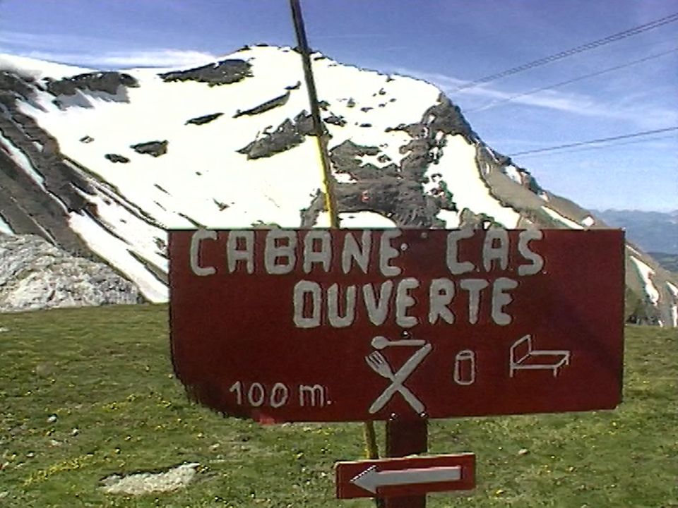 Les cabanes du CAS attirent les touristes, voire même un tourisme de masse. [RTS]