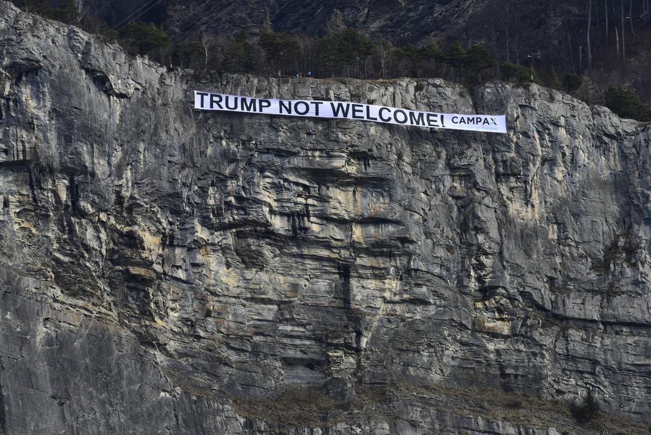 Une banderole hostile à Donald Trump déployée près de Sargans (SG). [Keystone - EPA/Antonio Pante]