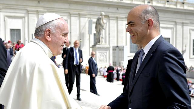 Le 6 mai 2015, le pape François et Alain Berset s'étaient rencontrés à Rome. [Pool Photo via AP - L'Osservatore Romano]