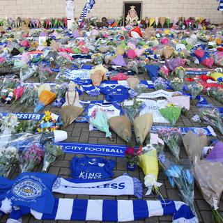Les supporters de Leicester City ont déposé des fleurs devant le stade du club. [Keystone - Tim Keeton - EPA]