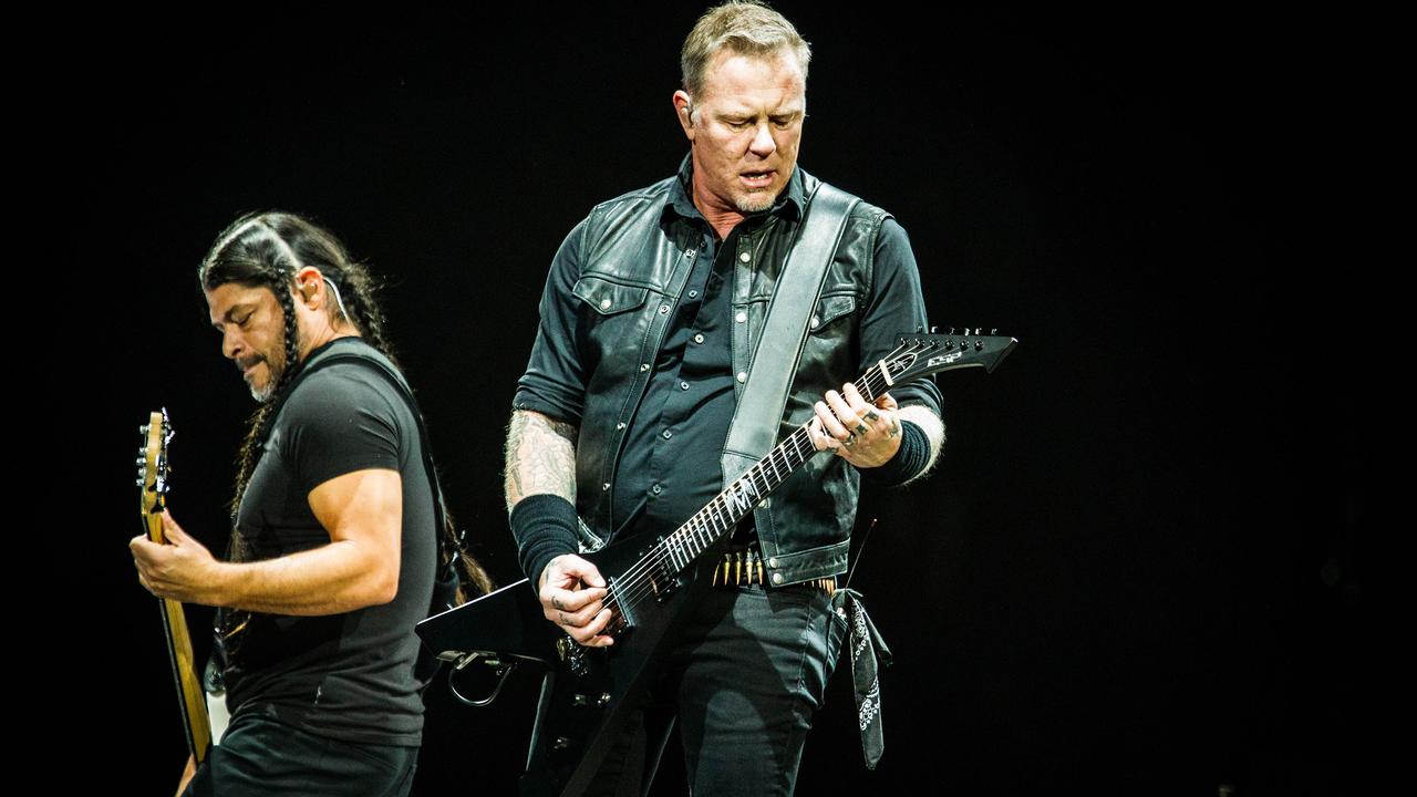 James Hefield (à droite) et Robert Trujillo du groupe Metallica lors d'un cocnert à Turin en Italie. [NurPhoto/AFP - Roberto Finizio]