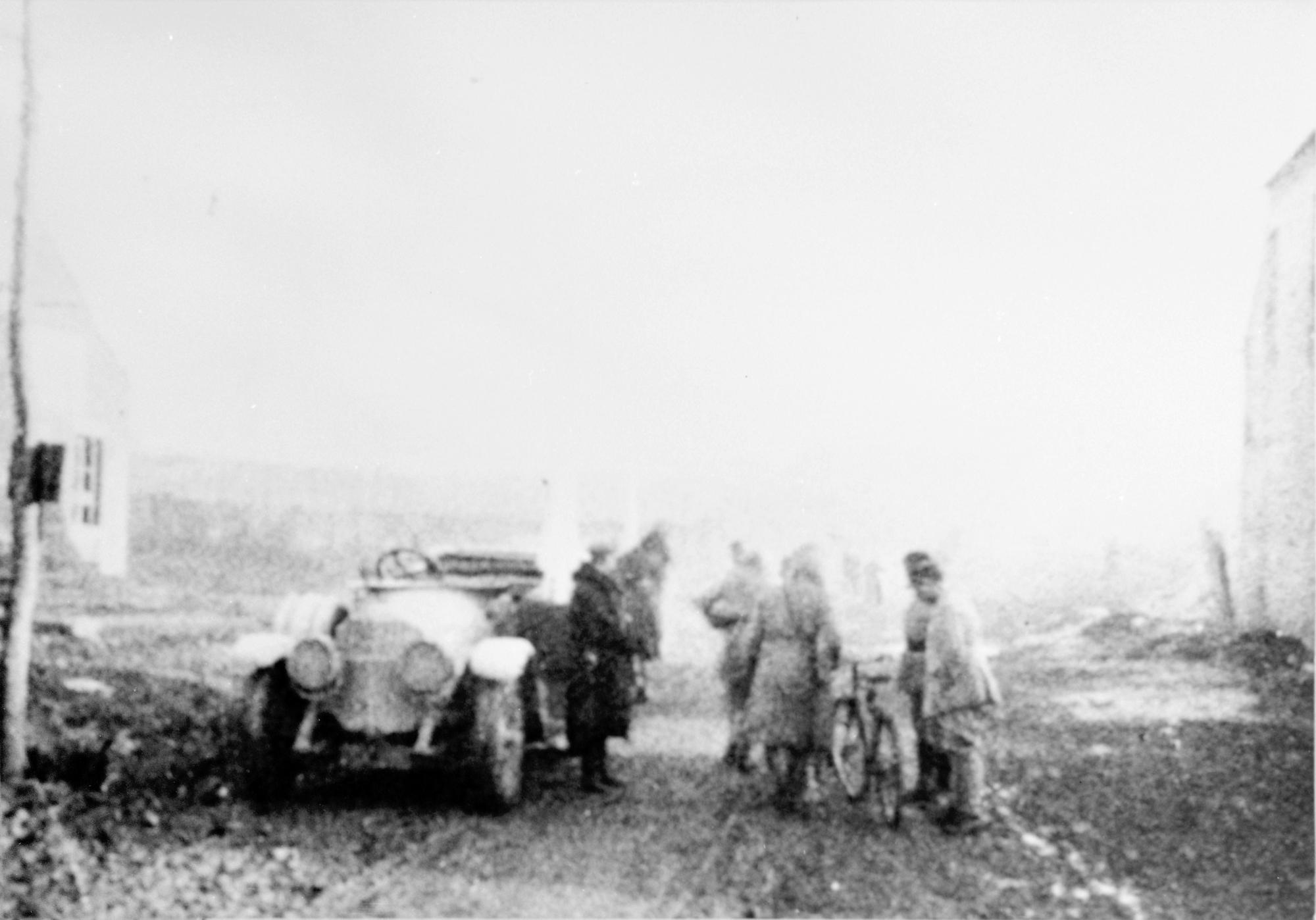 Les voitures de la délégation de diplomates allemands, en route pour demander l'armistice le 7 novembre 1918. [AFP - Archives Snark]