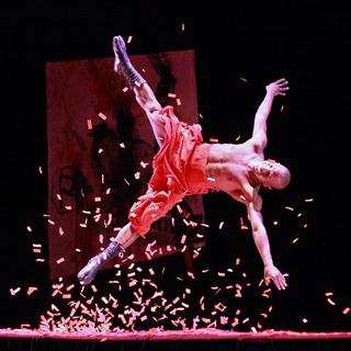 Une photo du spectacle "L'atelier du peintre" du Cirque Plume. [cirqueplume.com - Henri Brauner]