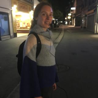 Laeticia Dosch dans les rues de Lausanne de nuit. [RTS - Karine Vasarino]