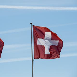 Un drapeau suisse et français. [Keystone - Jean-Christophe Bott]