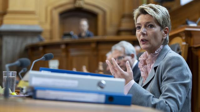 La ministre de la justice Karin Keller-Sutter propose d'équiper les victimes de violence domestique d'un pisteur en cas d'interdiction de contact. [Keystone - Peter Klaunzer]