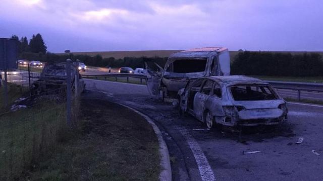 Plusieurs véhicules ont été incendiés après le braquage survenu sur l'A1. [Source: police vaudoise]