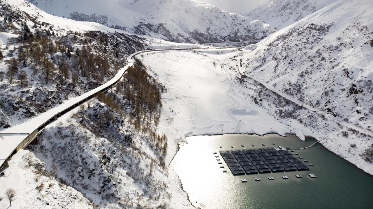 Le parc solaire flottant sur les eaux du barrage des Toules, dans le val d'Entremont. [Keystone - Laurent Darbellay]