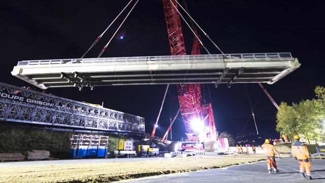 Une grue géante démonte le Pont de Mely. [Keystone - Laurent Gillieron]