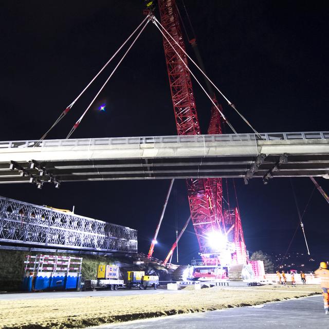 Une grue géante démonte le Pont de Mely. [Keystone - Laurent Gillieron]