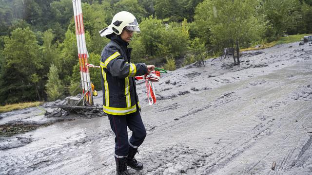 Les recherches des deux personnes disparues se poursuivent à Chamoson. [Keystone - Jean-Christophe Bott]