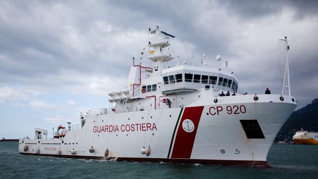 Le navire Gregoretti des gardes-côtes attend de pouvoir débarquer en Italie avec 135 migrants à son bord. [AFP/NurPhoto - Paolo Manzo]