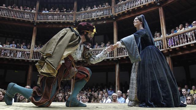 Les acteurs Dominic Rowan et Miranda Raison dans "Henri VIII" au Globe Theatre de Londres en 2010. [Reuters - Luke MacGregor]