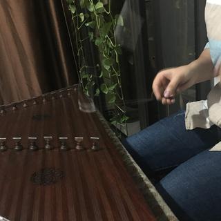 Un groupe de jeunes iraniens tentent de faire revivre la musique traditionnelle. [RTS - Anouk Henry]