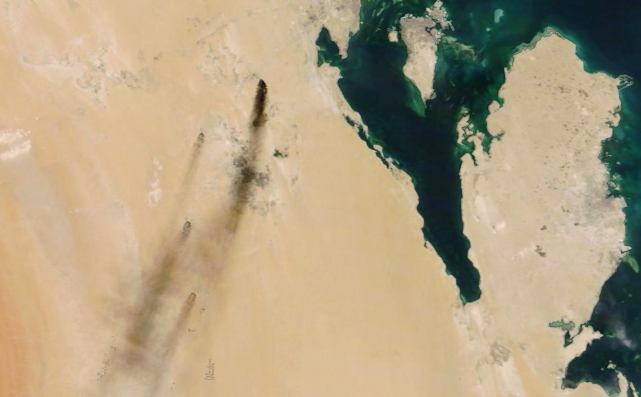 Une image satellite de la NASA – datée du 14 septembre 2019 – montre la fumée s'échappant des deux installations pétrolières majeures d'Arabie saoudite: Khurais et Abqaiq. Ces infrastructures appartiennent à la société Aramco, en mains du gouvernement saoudien. [Keystone/epa - NASA Wordview]