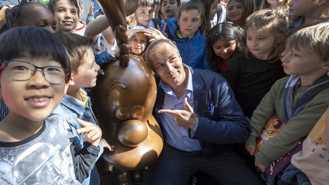 Le créateur, sa créature et son public! Zep, Titeuf et les écoliers de l'école Jacques-Dalphin, le 6 juin 2019. [Keystone - Martial Trezzini]