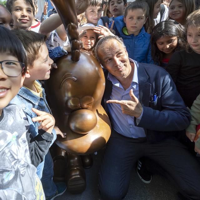 Le créateur, sa créature et son public! Zep, Titeuf et les écoliers de l'école Jacques-Dalphin, le 6 juin 2019. [Keystone - Martial Trezzini]