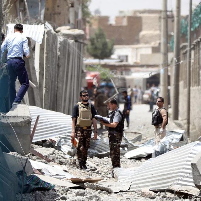 Les forces de sécurité fouillent la zone de Kaboul où a été commis l'attentat revendiqué mercredi par les talibans. [Keystone - Jawad Jalali]