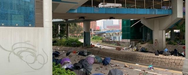 Devant l'université où sont retranchés les étudiants prodémocratie à Kong Kong. [RTS - Michael Peuker]