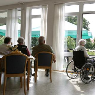 La faîtière des EMS genevois publie un document pour mieux cerner le souhait des personnes âgées en matière de soins. [Fotolia - Anke Thomass]