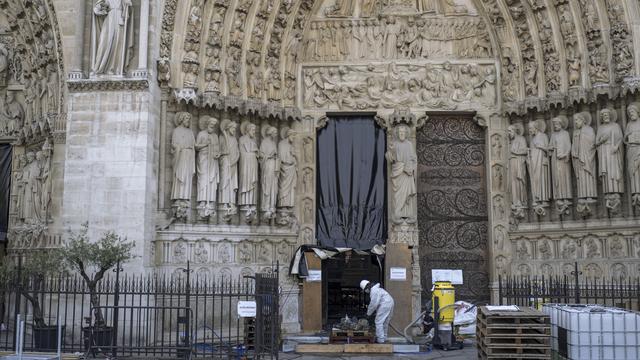 Le chantier de la reconstruction de Notre-Dame de Paris a été stoppé fin juillet. [AP Photo/Pool/Keystone - Rafael Yaghobzadeh]