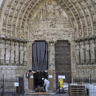 Le chantier de la reconstruction de Notre-Dame de Paris a été stoppé fin juillet. [AP Photo/Pool/Keystone - Rafael Yaghobzadeh]