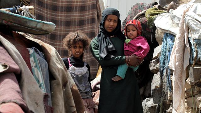 Une famille dans un camp de personnes déplacées près de la capitale Sanaa au Yémen, le 27 mars 2019. [Keystone - Yahya Arhab]