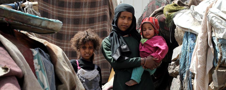 Une famille dans un camp de personnes déplacées près de la capitale Sanaa au Yémen, le 27 mars 2019. [Keystone - Yahya Arhab]