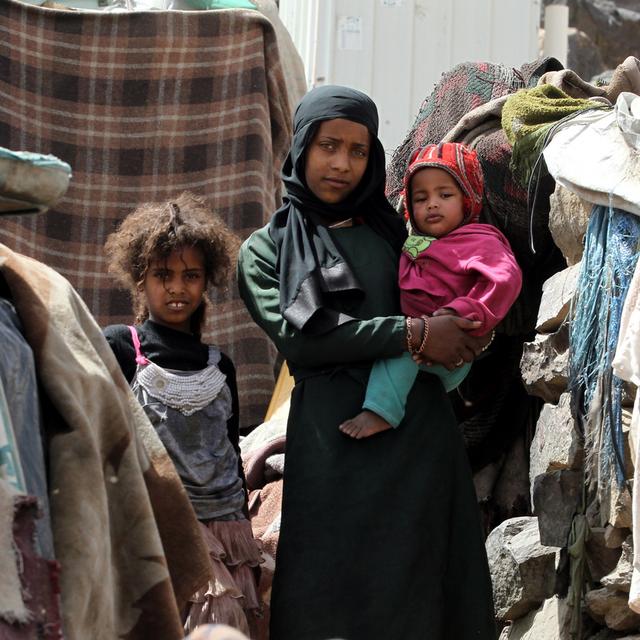 Une famille dans un camp de personnes déplacées près de la capitale Sanaa au Yémen, le 27 mars 2019. [Keystone - Yahya Arhab]