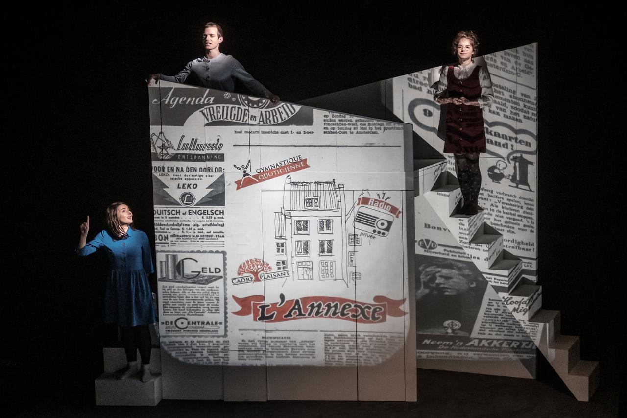 Les trois acteurs Judith Goudal, Laurie Comtesse et Yann Philipona dans la pièce "Le Journal d'Anne Frank". [Théâtre des Osses - Julien James Auzan]