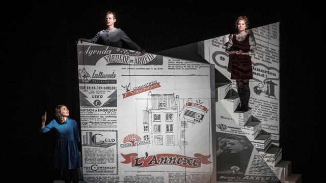 Les trois acteurs Judith Goudal, Laurie Comtesse et Yann Philipona dans la pièce "Le Journal d'Anne Frank". [Théâtre des Osses - Julien James Auzan]