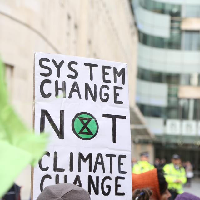 "Un changement de système, pas le changement climatique": une pancarte lors d'une manifestation du groupe Extinction Rebellion à Londres en décembre 2018. [Anadolu Agency - Tayfun Salci]