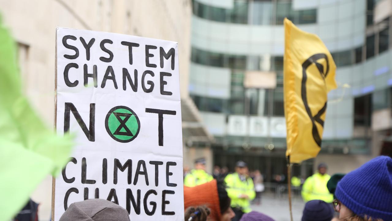 "Un changement de système, pas le changement climatique": une pancarte lors d'une manifestation du groupe Extinction Rebellion à Londres en décembre 2018. [Anadolu Agency - Tayfun Salci]