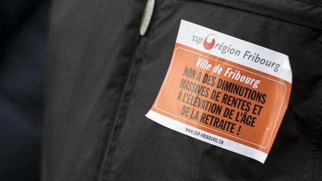 Un slogan des salariés de la ville de Fribourg devant l'hôtel de ville, dans le but de protester contre la révision de la Caisse de prévoyance du personnel de la ville de Fribourg (CPPVF), le 29 janvier 2019, à Fribourg. [Keystone - Adrien Perritaz]