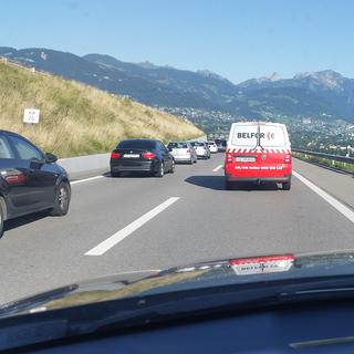 Les bouchons entre Vevey et Montreux causés par un accident qui a fragilisé une passerelle. [RTS]