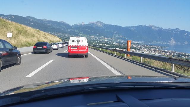 Les bouchons entre Vevey et Montreux causés par un accident qui a fragilisé une passerelle. [RTS]