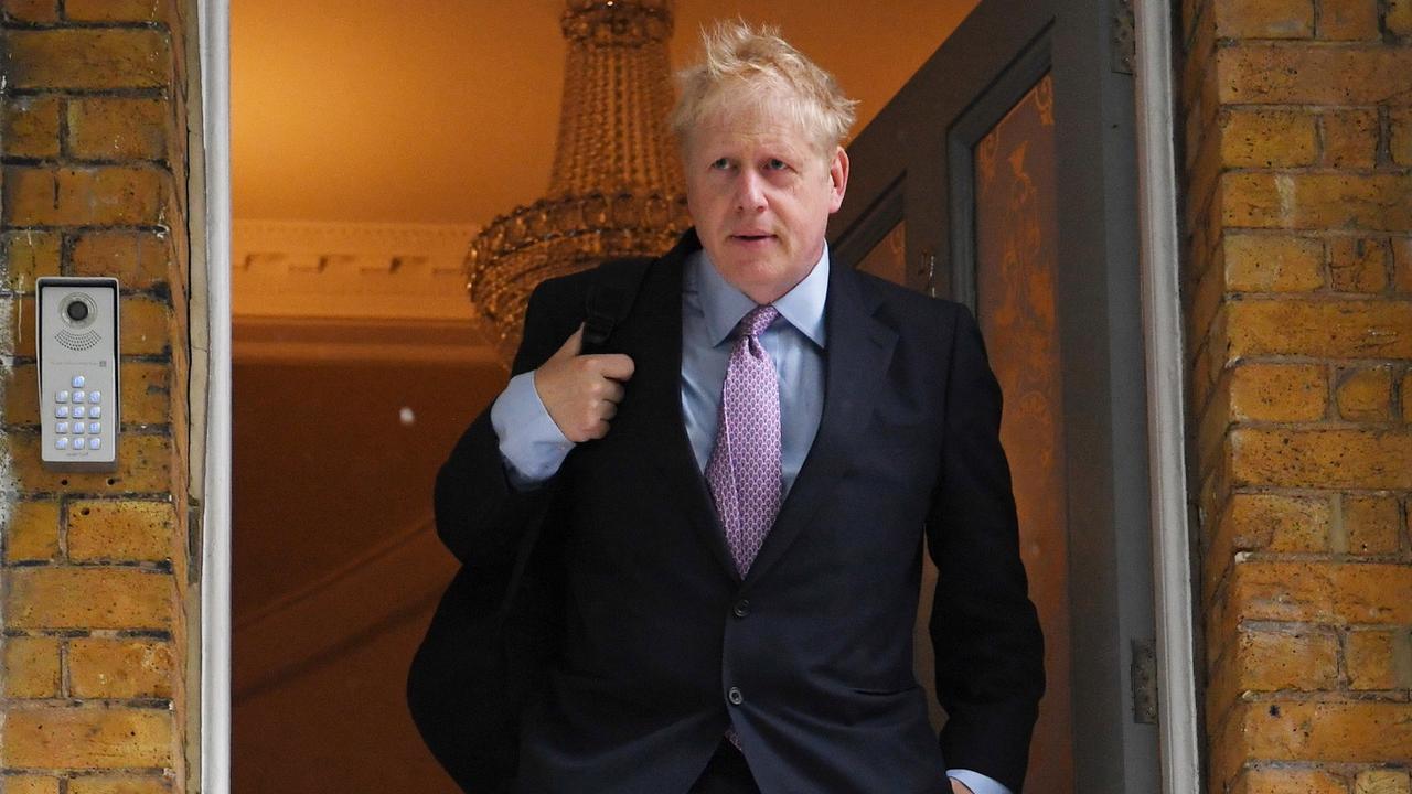 Boris Johnson dans l'entrée de sa maison au sud de Londres. [Keystone - Facundo Arrizabalaga]